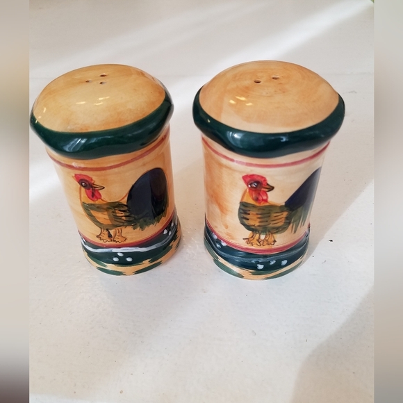 Set of 2 Rooster Ceramic Salt and Pepper Shaker Farmhouse Cottage - Picture 1 of 8